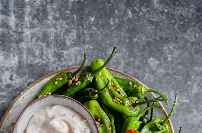 Piments shishito au sésame et au soya