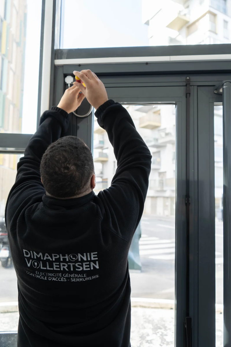 Pose d'un contrôle d'accès sur porte vitrée à Paris