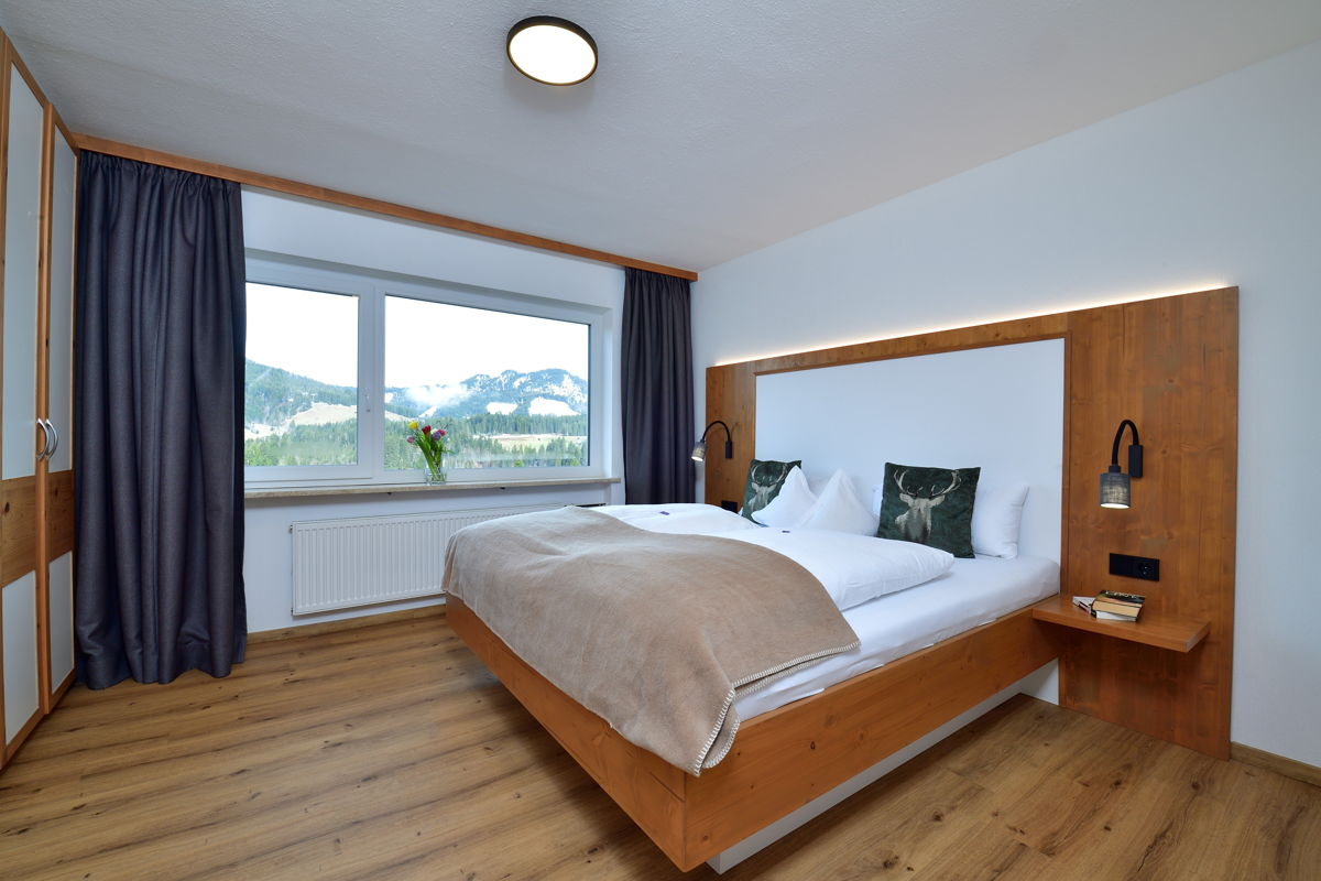 Schlafzimmer mit Doppelbett in der Ferienwohnung in Riezlern