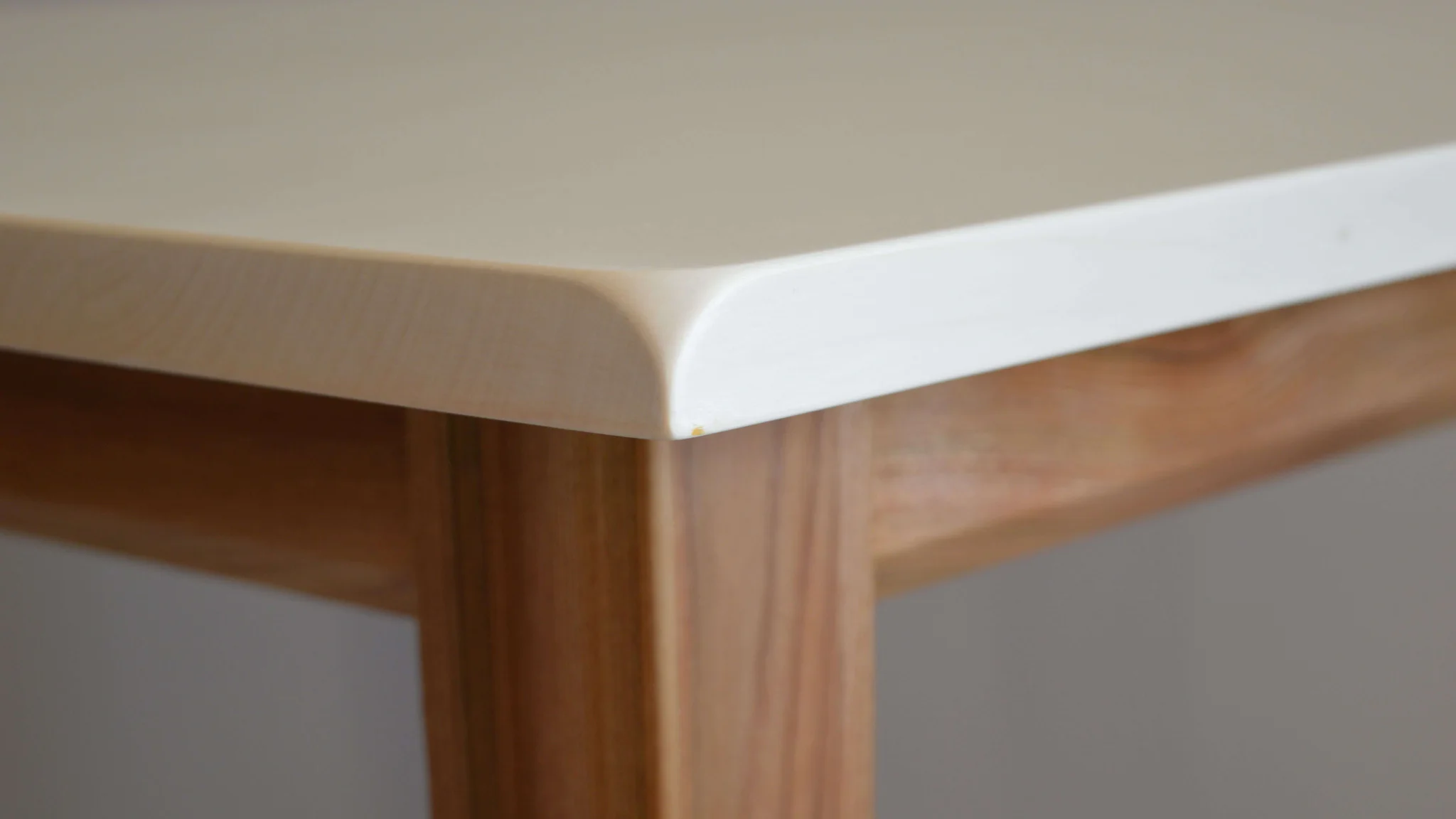 Tisch in Ulme-Ahorn-Kombination abgeschleppte Eckausbildung