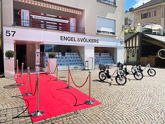  Zug
- Aussenaufnahme des Engel & Völkers Shops in Ascona