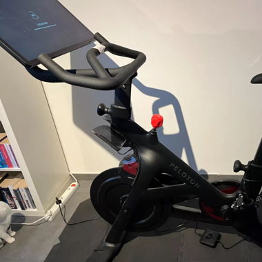 Peloton Bike Fitnessbike mit 22 Zoll HD