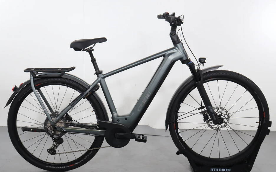 Cube Kathmandu Hybrid elektrische trekkingfiets met Bosch middenmotor en geĂŻntegreerde accu, zijaanzicht tegen een neutrale achtergrond.