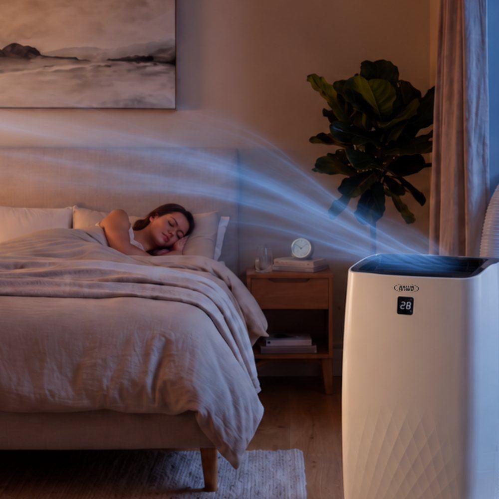 Mujer durmiendo en un dormitorio con el aire acondicionado portátil ANWO Versa blanco funcionando en modo sueño