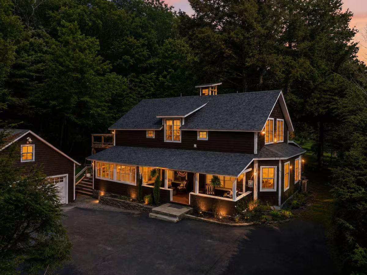 Deerfoot Inn, Book on Airbnb