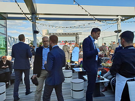  Berlin
- Die Gäste ließen die Veranstaltung bei Snacks und Drinks auf der Dachterrasse des Stilwerks ausklingen.