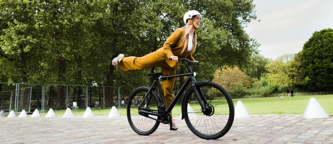 Femme sur son speed bike : un vélo électrique très rapide.