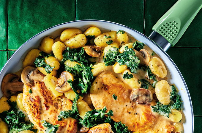 Escalopes de poulet, gnocchis et kale, sauce crémeuse aux champignons
