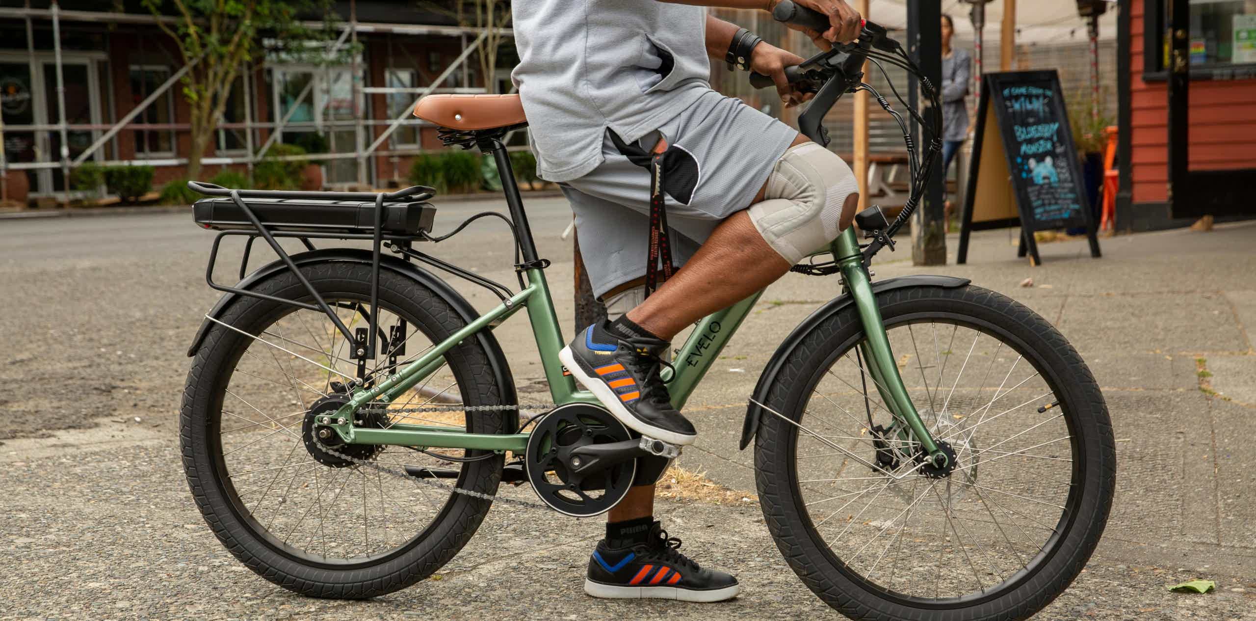 Imagen de archivo de una persona encima de una e-bike.