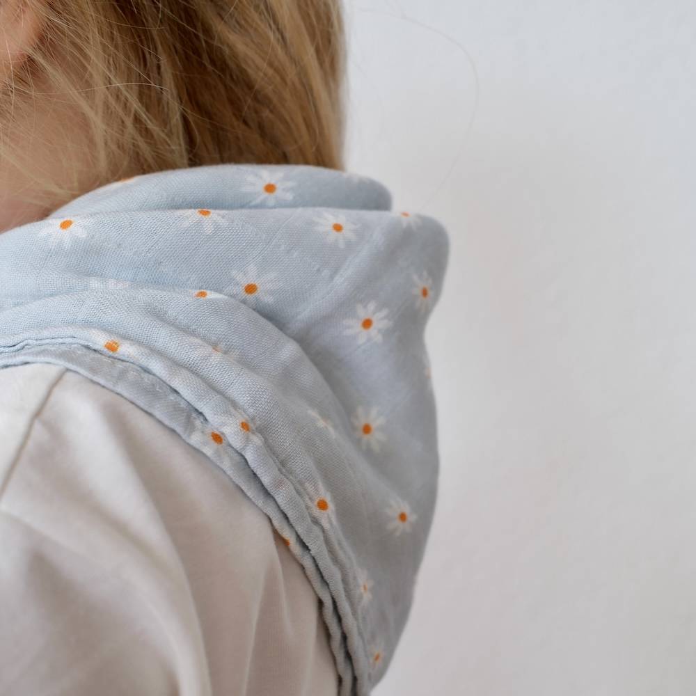 foulard motif marguerites doux neutre raffiné pour bébé et enfant, en coton doux et bambou et respirant, certifié OEKO-TEX, idéal pour compléter une tenue d’enfant chic et confortable fraises rouges et blanches