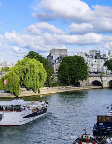 Pass historical buildings