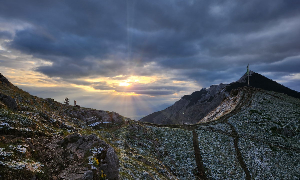 Bergpanorama bei Sonnenaufgang bei der Alpenüberquerung Vorbereitung im Tannheimer Tal