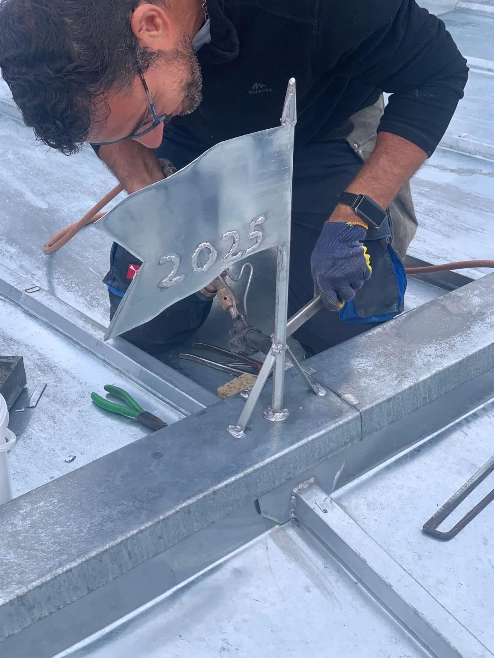 Façonnage d'une pièce de zinc à Paris