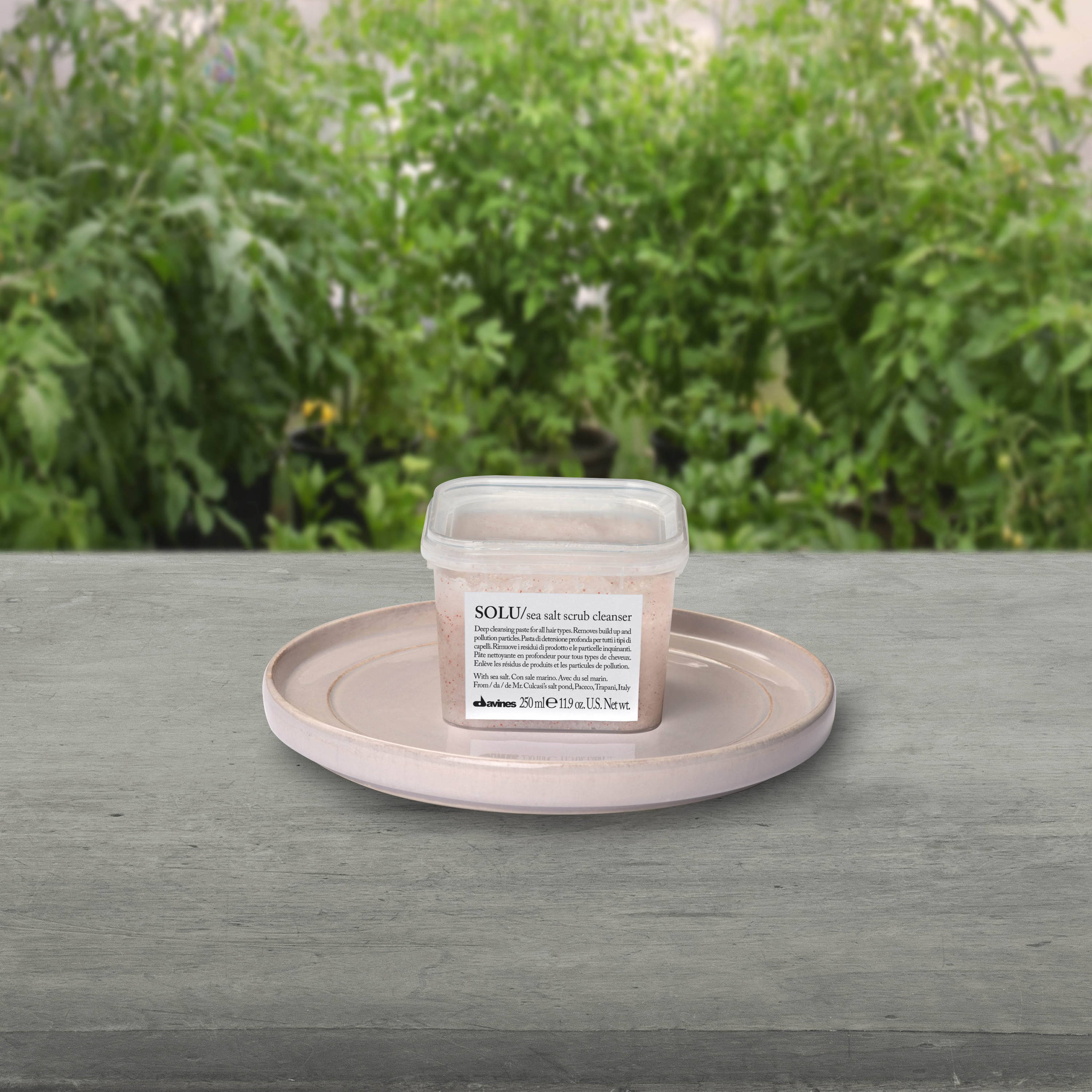 Scrub cuoio capelluto: guida completa per capelli forti e luminosi | Davines