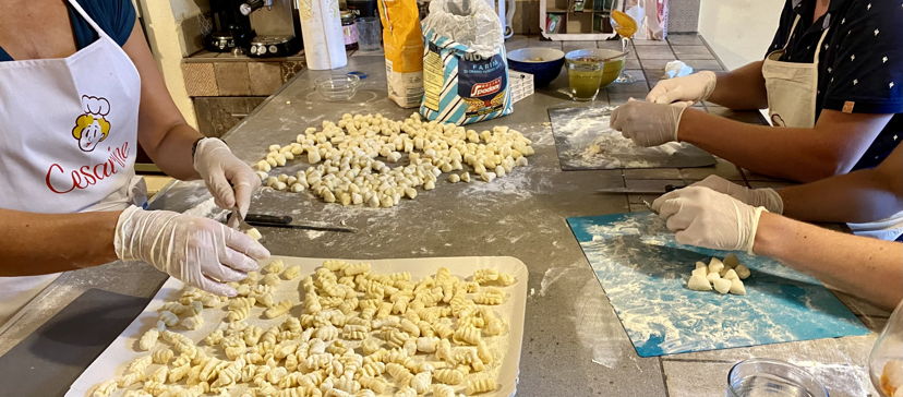 Home restaurants Frugarolo: Let's learn how to make potato dumplings!
