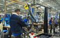 Technicien Upway inspecte un VAE Gazelle dans l'atelier Upway