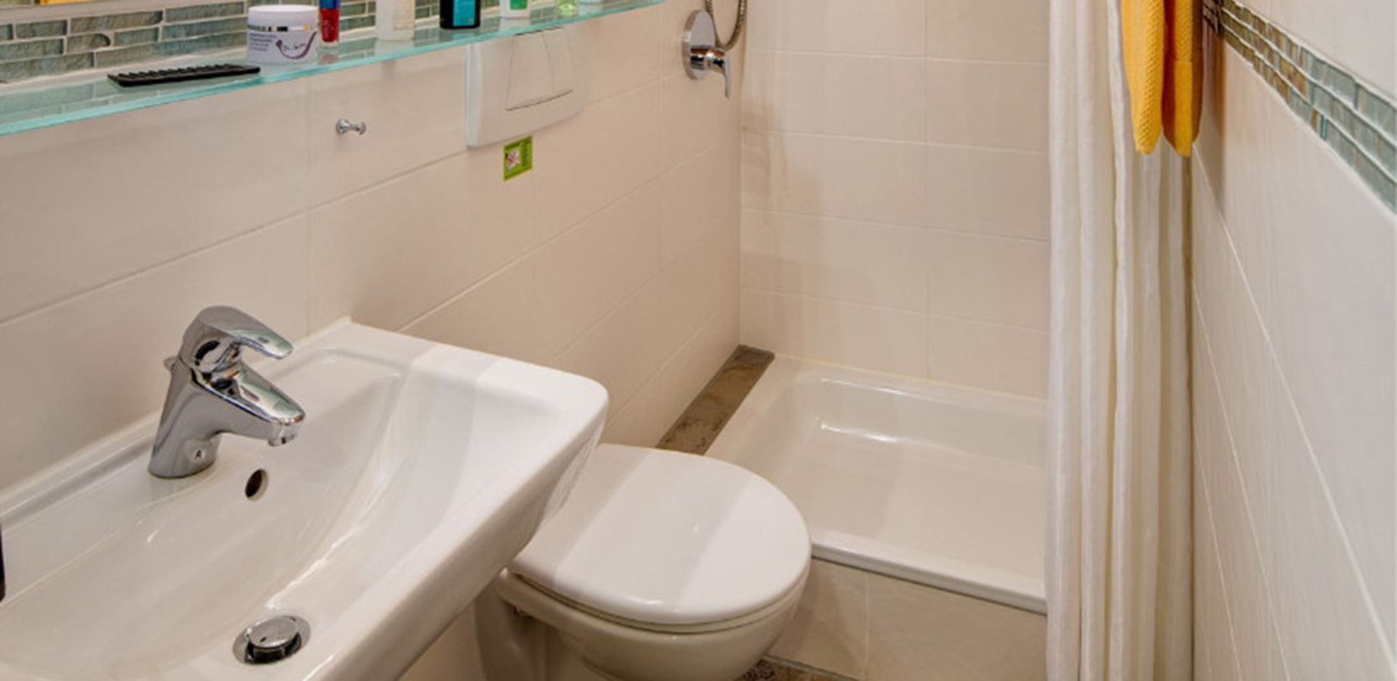 Kleines Badezimmer mit Dusche in der alpinen Ferienwohnung in Pfronten