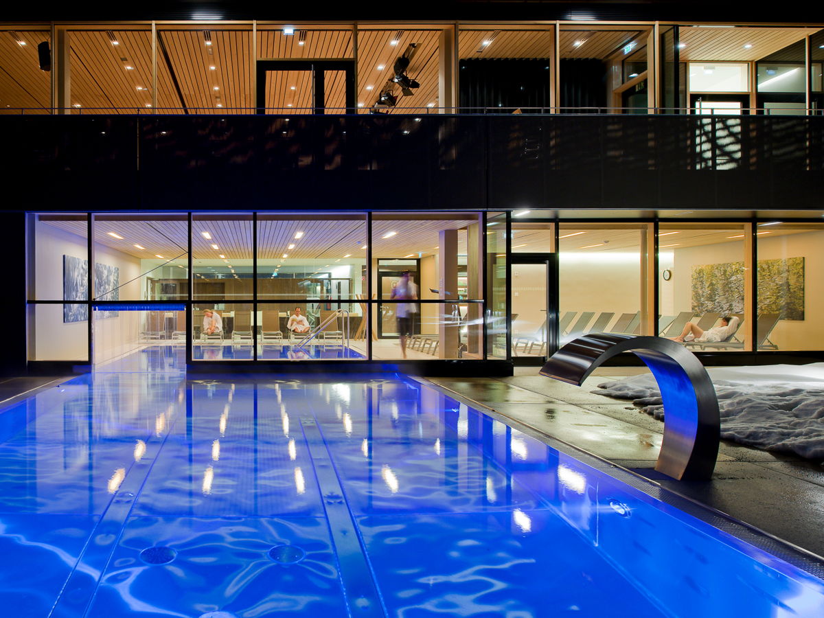 Ansicht auf den beleuchteten Pool am Abend während der 4 Stunden Day Spa time
