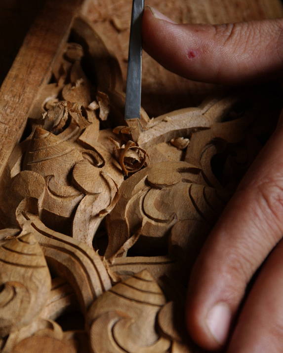 Điêu khắc gỗ truyền thống tại Tây Tạng đã trở thành một nghề thủ công nổi tiếng và là tâm điểm thu hút của nhiều du khách ghé thăm. Bằng sự khéo léo và tâm huyết, các nghệ nhân đã đem đến những tác phẩm điêu khắc gỗ tuyệt đẹp và mang tính chất văn hóa sâu sắc. Hãy cùng ngắm nhìn những bức tượng điêu khắc gỗ truyền thống tại Tây Tạng để cảm nhận sự tinh tế và thủ công của nghệ nhân.