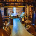 Salle de distillation avec les alambics Onion Pot Stills de la distillerie Bruichladdich sur l'île d'Islay dans les Hébrides intérieures d'Ecosse