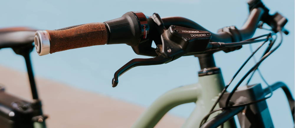 Momentum e-Bike handlebars a pakyak