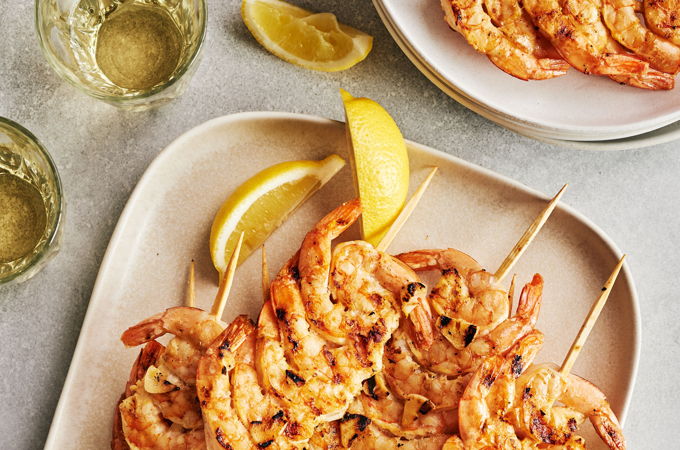 Brochettes de crevettes au citron et à l’ail