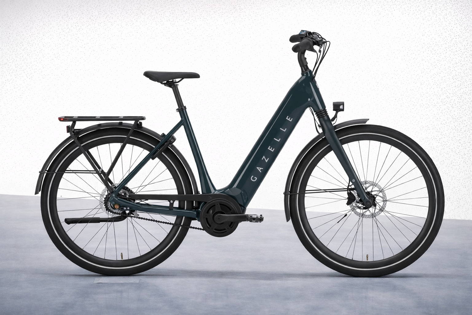 Gazelle Ultimate lage instap elektrische fiets – comfortabele stads e-bike met Bosch middenmotor, geïntegreerde accu en riemaandrijving.