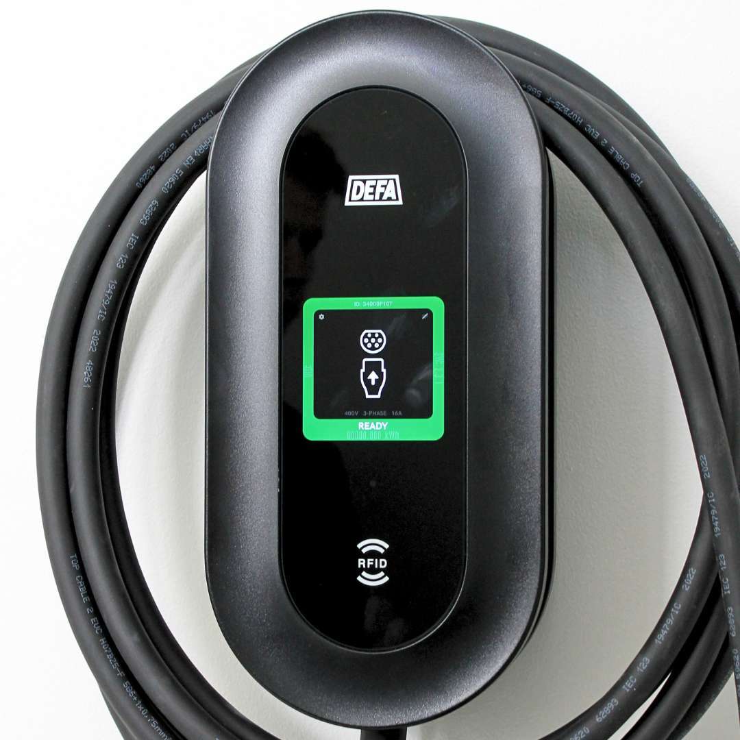 Kuva DEFA Power- latausaseman etupaneelista.