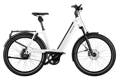 Gazelle Paris C7 elektrische stadsfiets met lage instap, afgebeeld in zijaanzicht op neutrale achtergrond, met Bosch middenmotor, gesloten kettingkast, verende voorvork en zadelpen, MIK-bagagedrager en spatborden – gericht op comfortabel dagelijks gebruik en woon-werkverkeer.