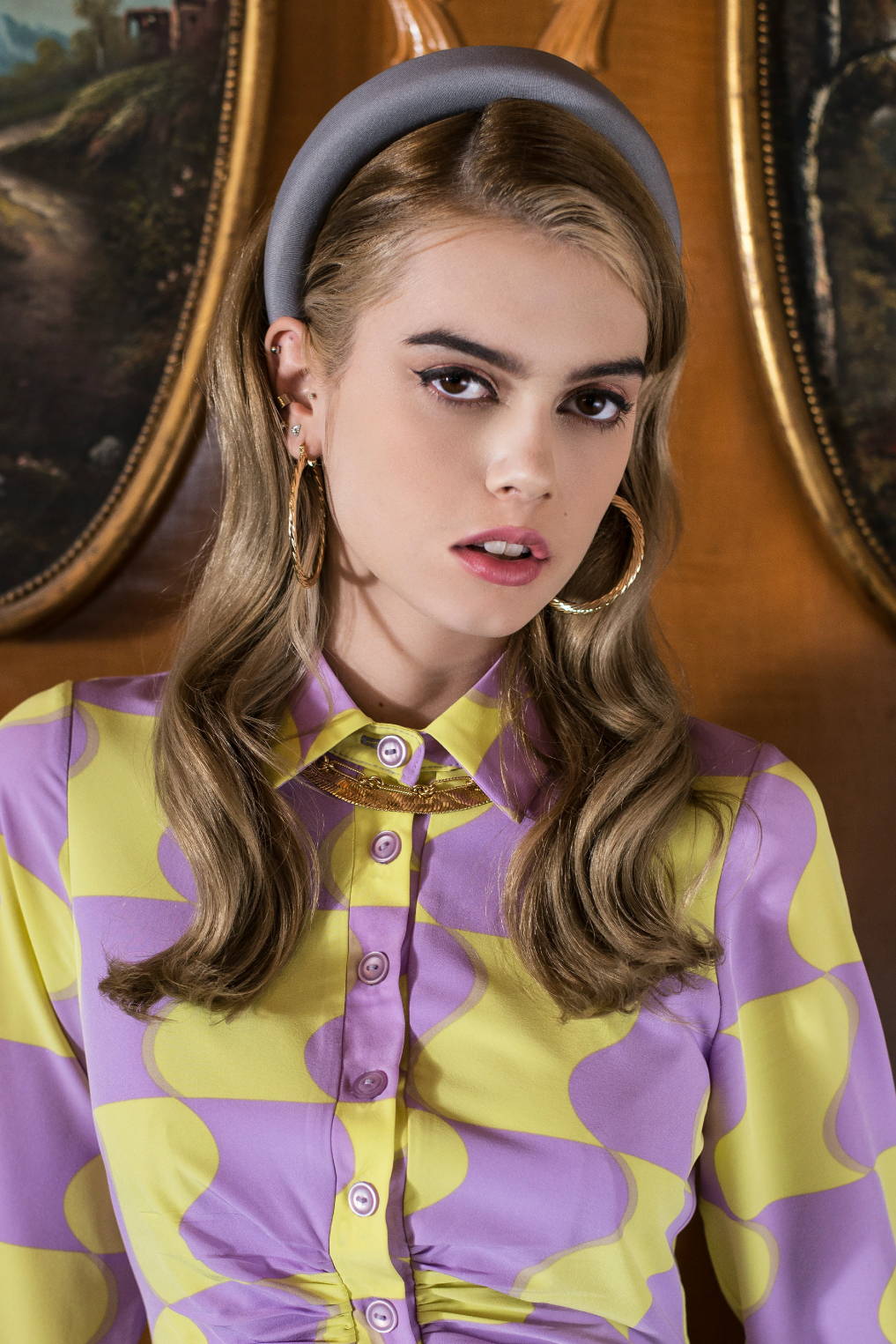 woman with 60s headband hairstyle