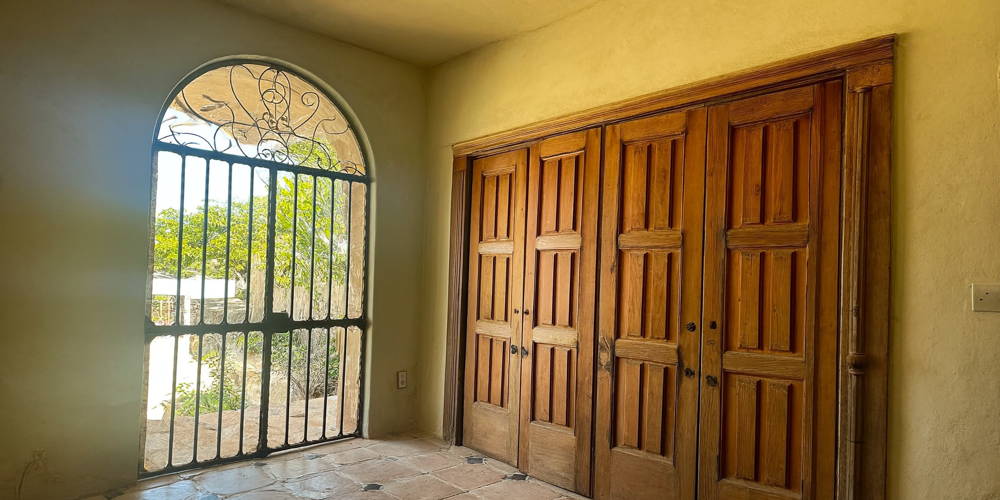 How Do You Choose Closet Doors That Fit a Spanish Colonial or Ranch-Style San Antonio Home?