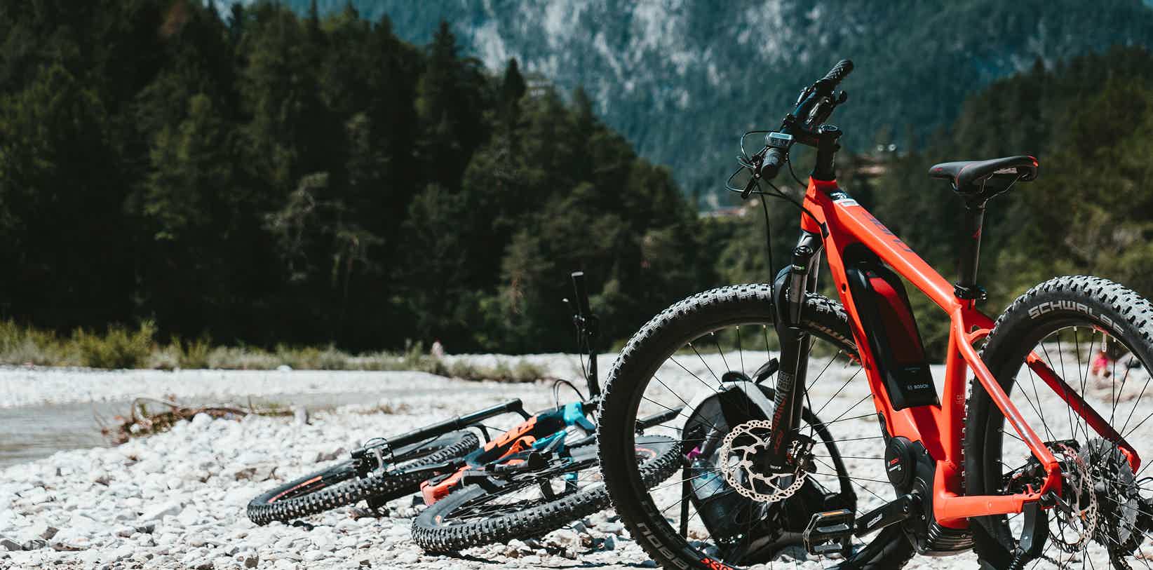 Bicicleta electrica de montaña cerca de un lago