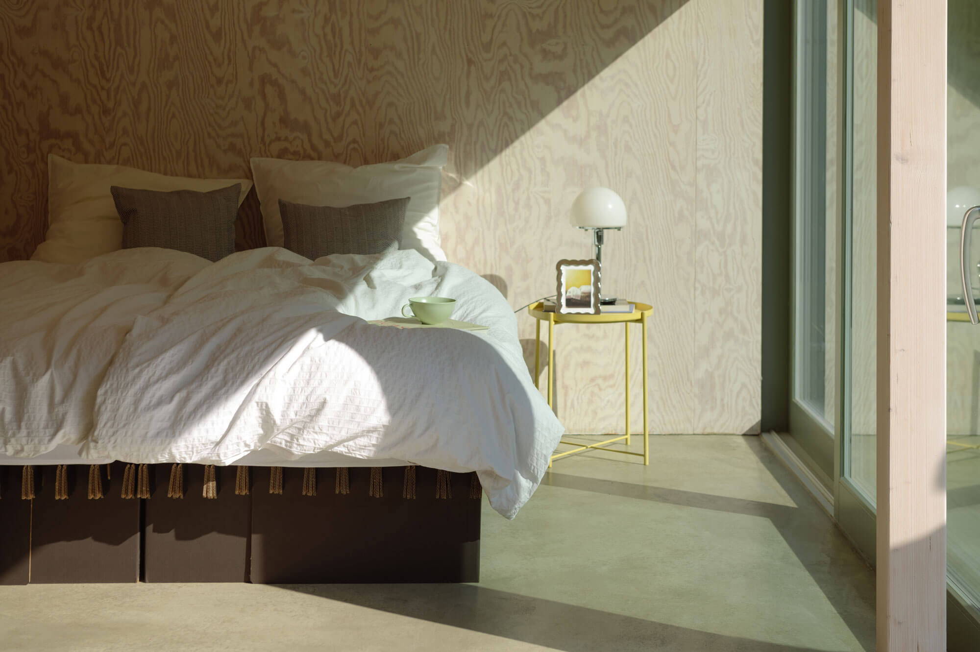 ROOM IN A BOX Bed 2.0 in pebble grey with natural latex mattress and organic cotton bed linen in lilac