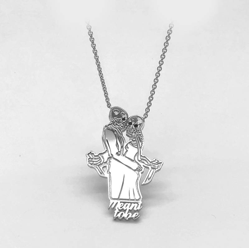 pendentif personnages squelettes qui s'embrassent avec écrit meant to be