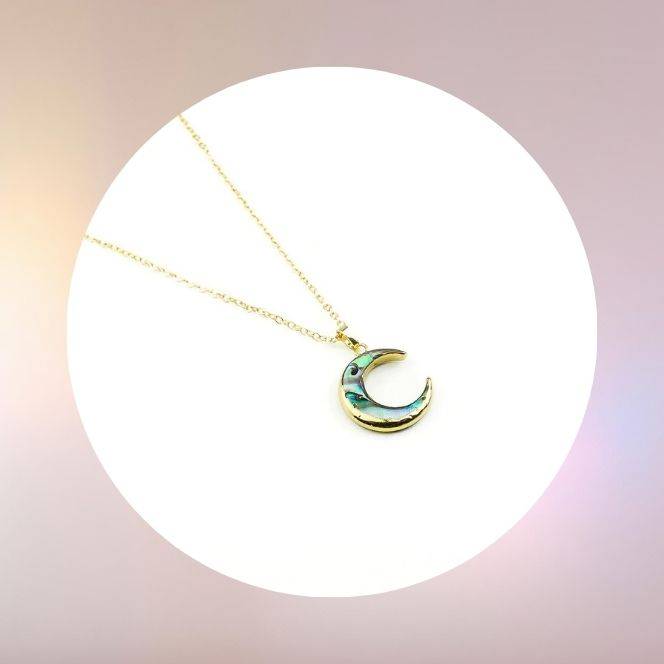 Collier Hokee Minéraux avec pendentif lune, bijou spirituel en pierres naturelles pour l’harmonie et la féminité