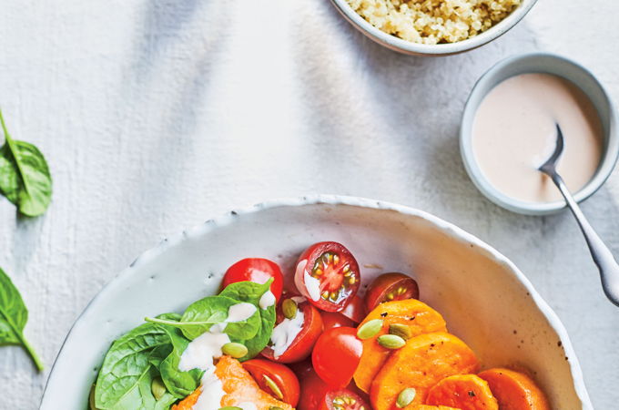 Bols de saumon, quinoa, courgettes et patates douces