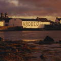 Vue depuis le rivage sur la distillerie Ardbeg sur l'île d'Islay dans les Hébrides intérieures d'Ecosse