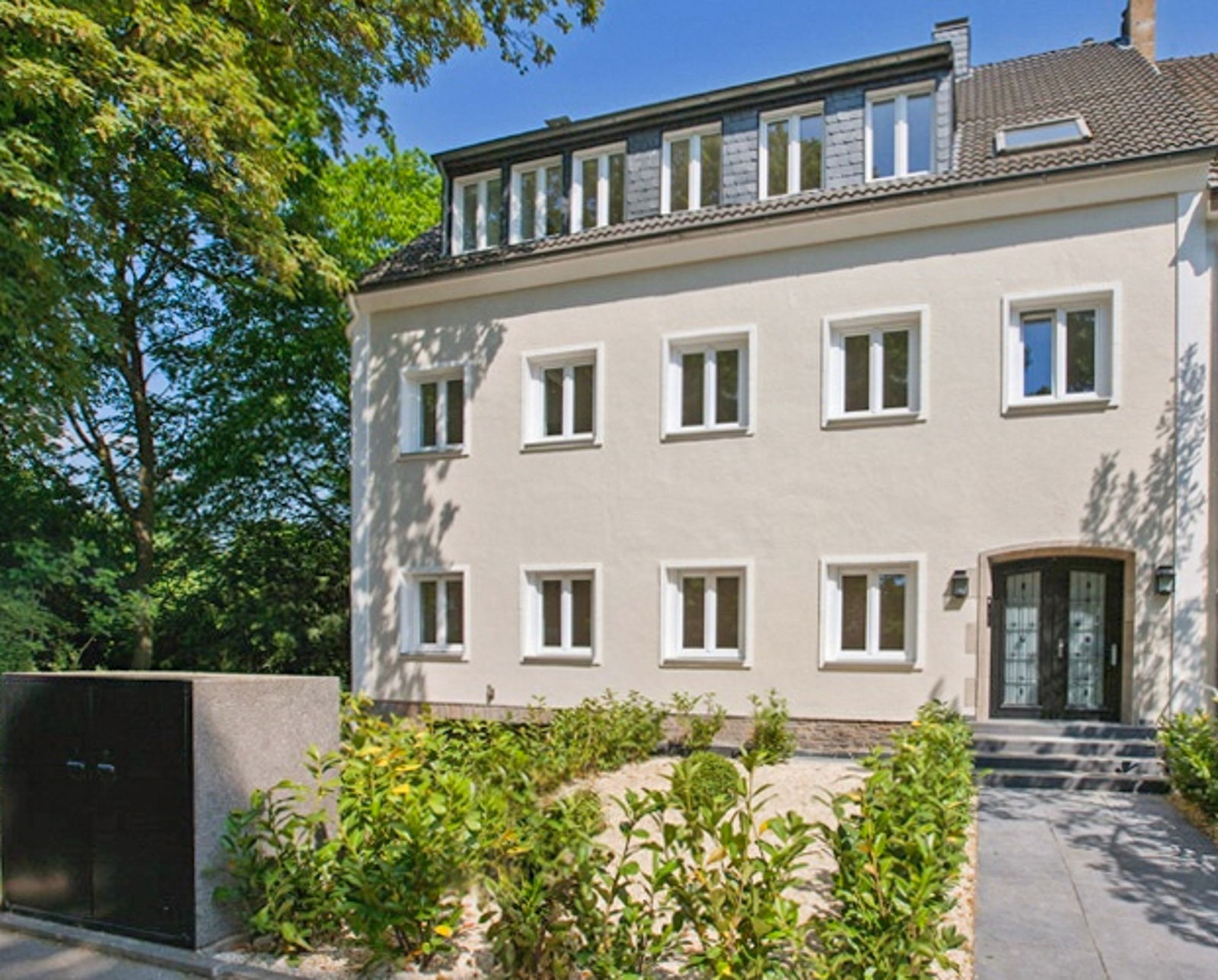 Exclusive Three-Family Residence with Garden Maisonette