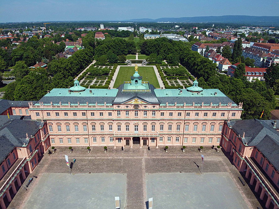  Karlsruhe
- Hier sehen Sie das Rastatter Residenzschloss aus der Luft. Erfahren Sie mehr über den Kauf oder Verkauf eines Mehrfamilienhauses in Rastatt.