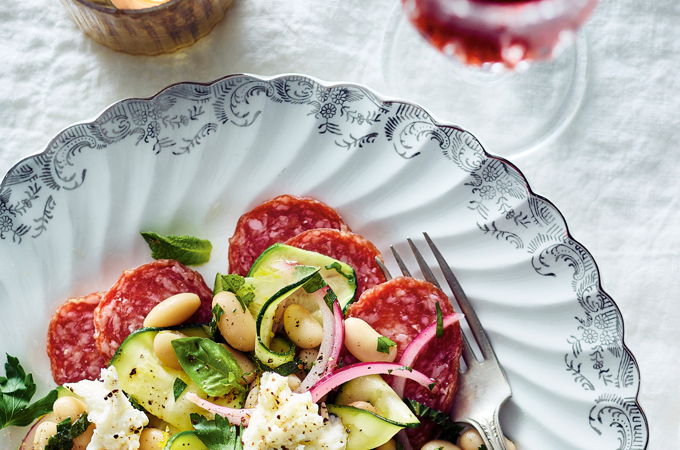 Entrée de saucisson et de mozzarella di bufala