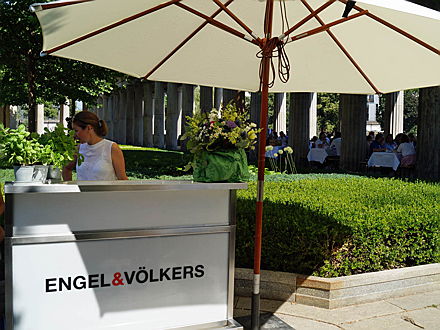  Berlin
- Anfang Juni 2018 empfing Engel & Völkers rund 100 Kunden zu einem sommerlichen Kunst-Event in der Alten Nationalgalerie auf der Berliner Museumsinsel.