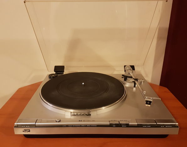 JVC L-F41 Turntable with Shure Cartridge. Direct Drive....