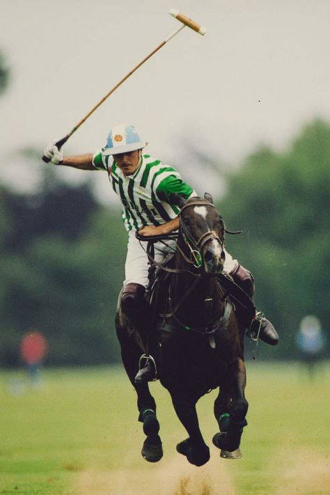 polo-player-mid-shot