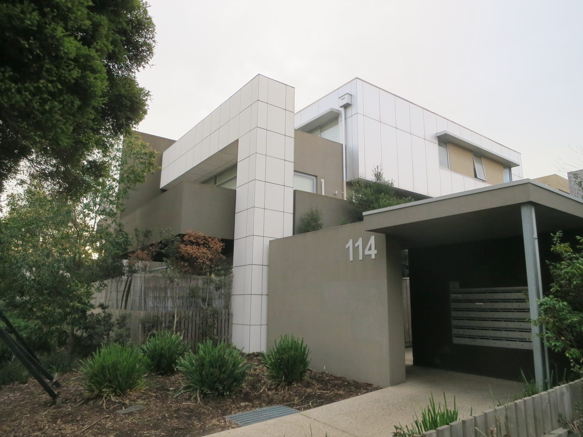 FOR LEASE NEWLY REFURBISHED APARTMENT W/ AIR-CON / HEATING