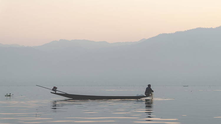 メゾン ド ラズィ チャプター3｜川、ボートで釣りをする人、タイの風景