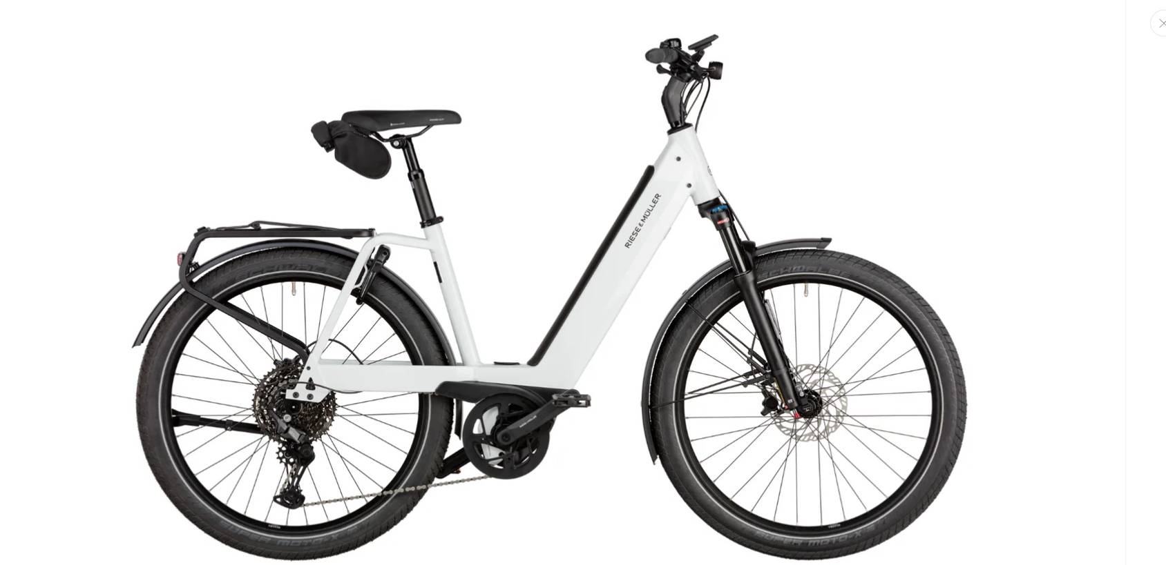 Gazelle Paris C7 elektrische stadsfiets met lage instap, afgebeeld in zijaanzicht op neutrale achtergrond, met Bosch middenmotor, gesloten kettingkast, verende voorvork en zadelpen, MIK-bagagedrager en spatborden – gericht op comfortabel dagelijks gebruik en woon-werkverkeer.