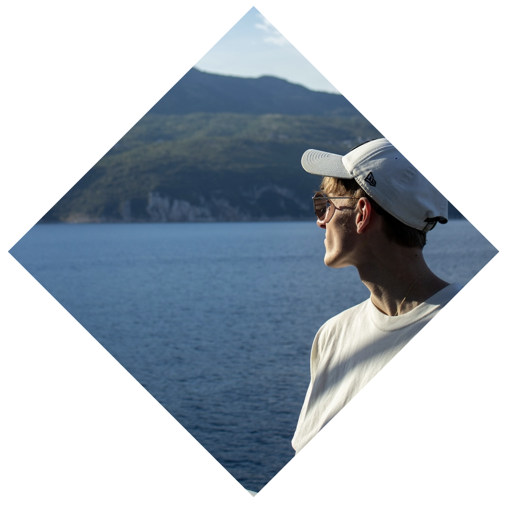 Polygonal cropped image with clip-path