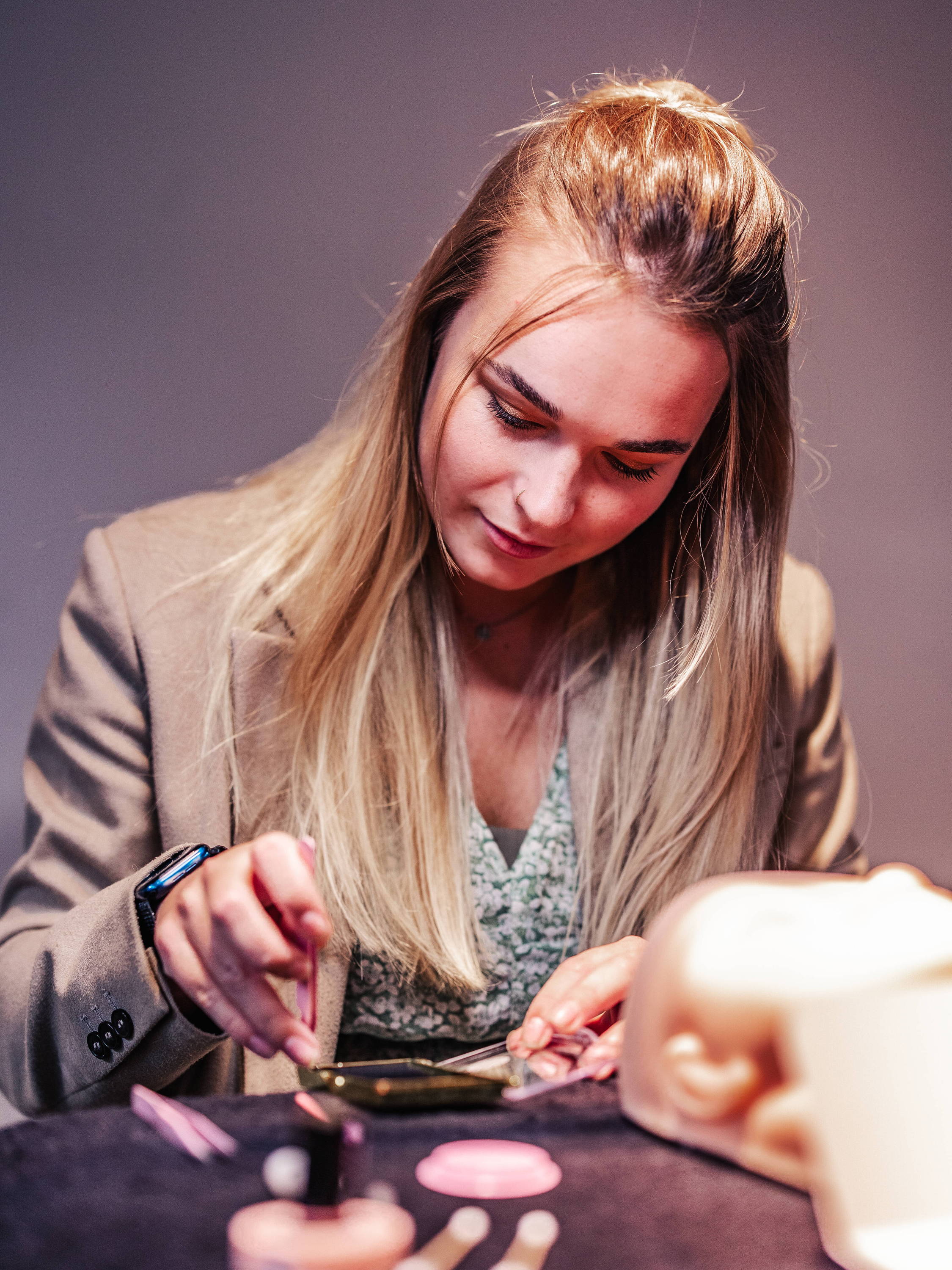 Cursist aan het werk tijdens cursus wimperextensions