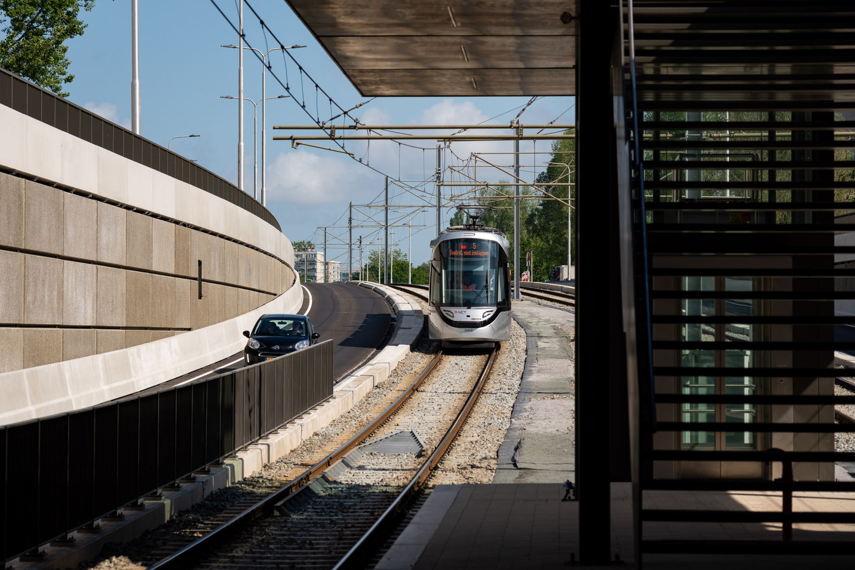 Zelfs de 15G testtram heeft al kennisgemaakt met de nieuwe halte. Zelfs de 15G testtram heeft al kennisgemaakt met de nieuwe halte.