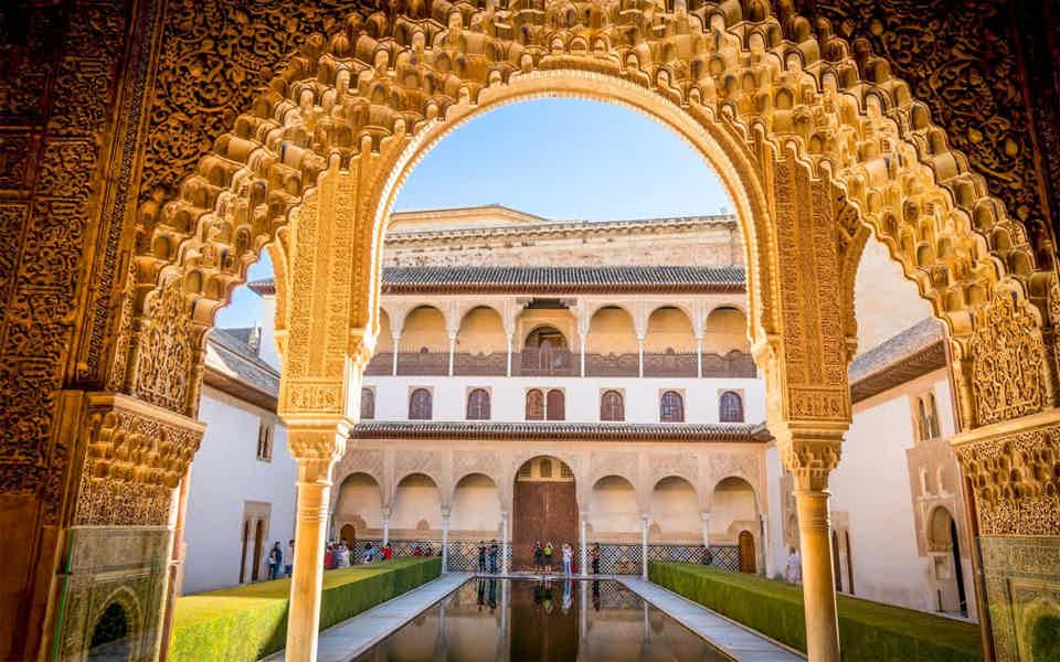 Granada: Alhambra and Nasrid Palaces Guided Tour - photo 2